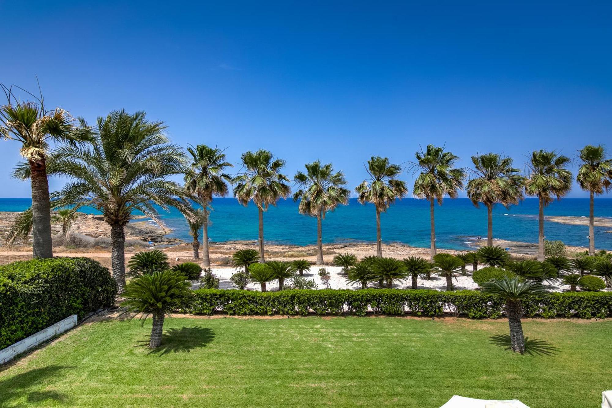 Platzia Beach Villas Paphos Exterior photo