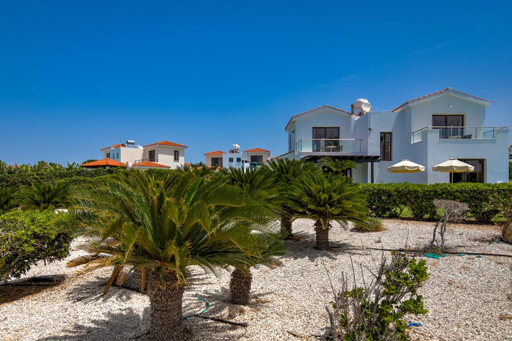 Platzia Beach Villas Paphos Exterior photo