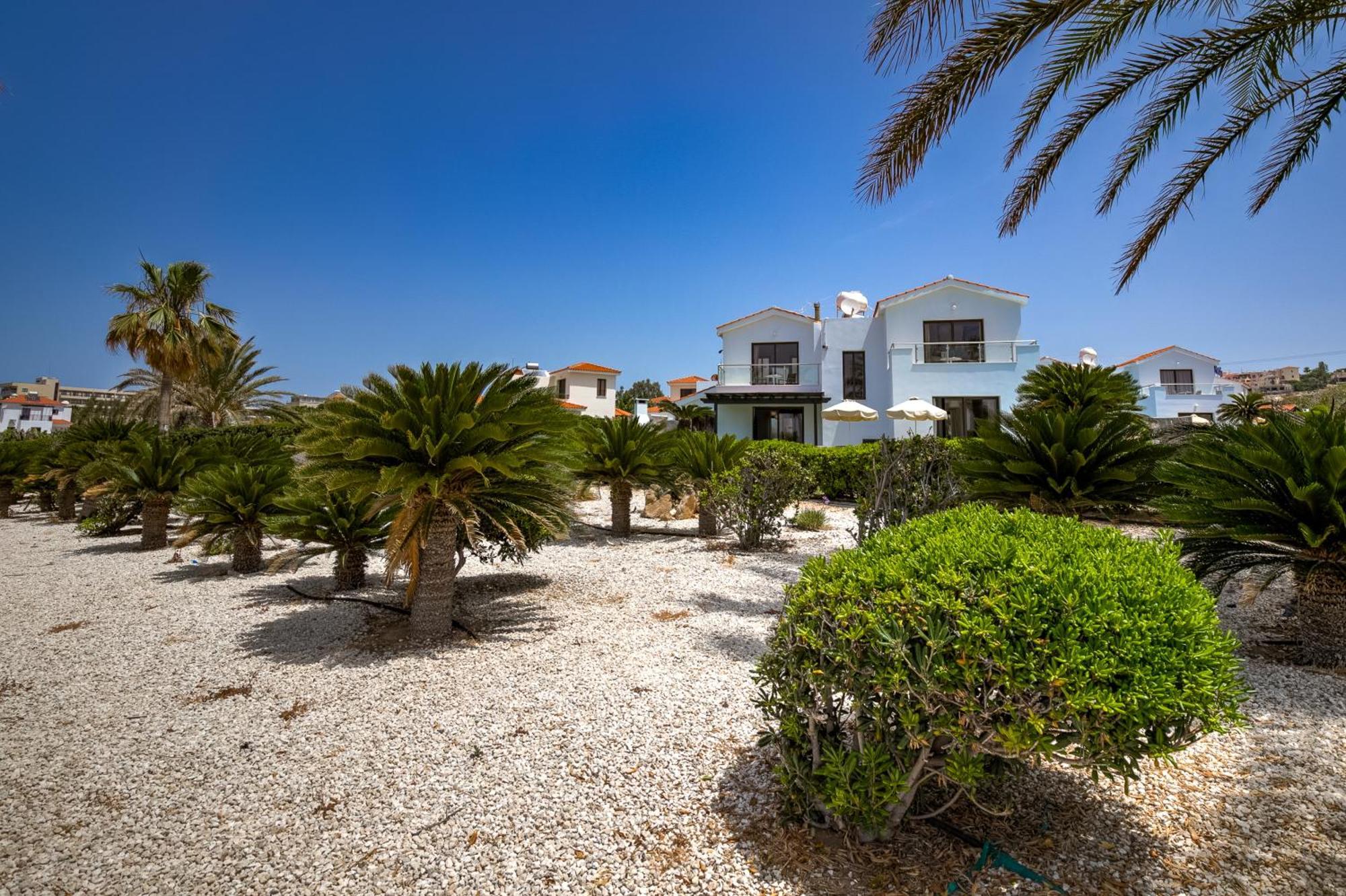 Platzia Beach Villas Paphos Exterior photo