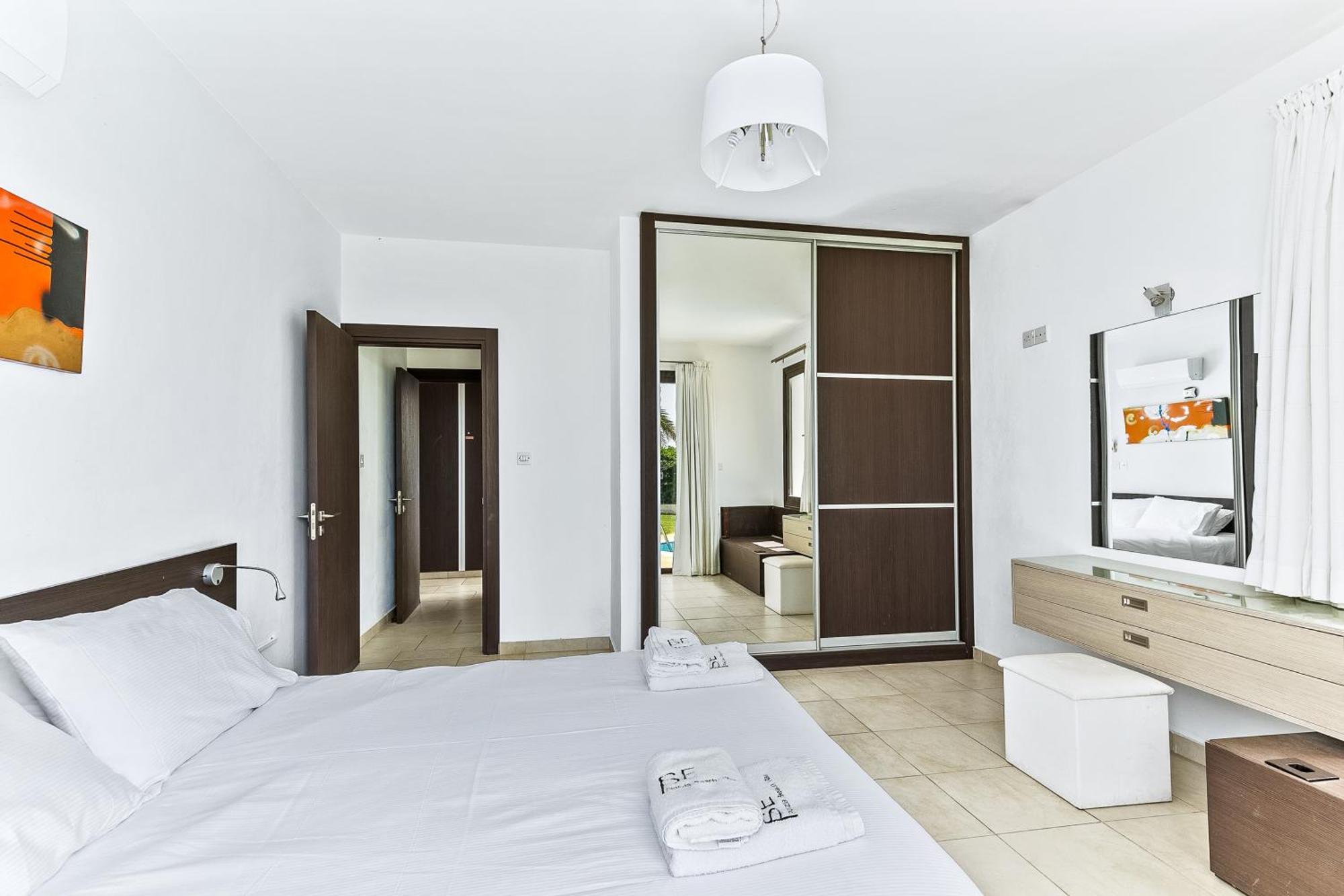 Platzia Beach Villas Paphos Exterior photo