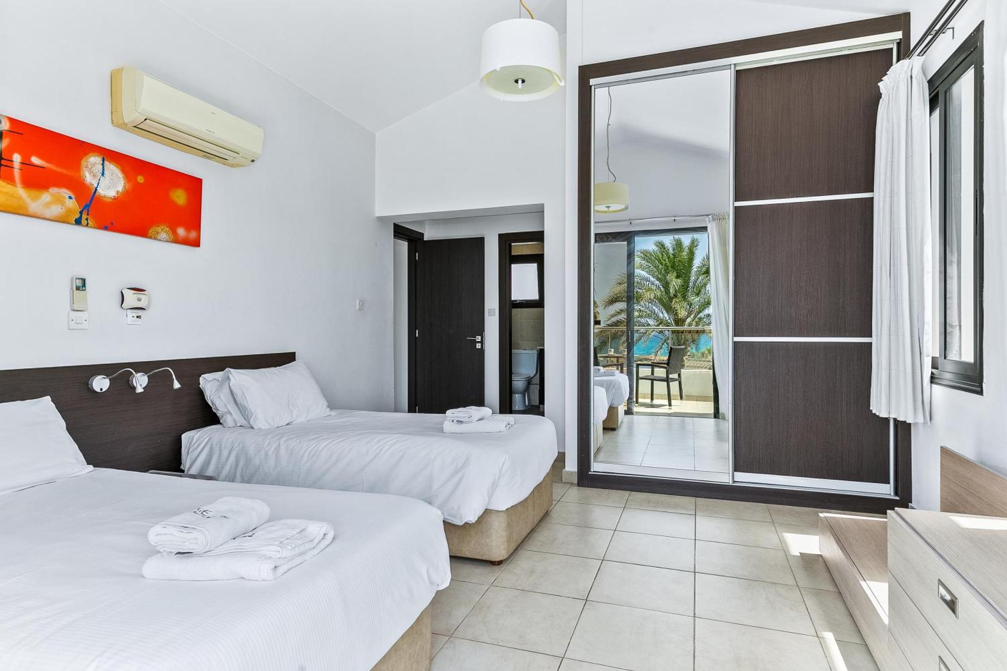 Platzia Beach Villas Paphos Exterior photo