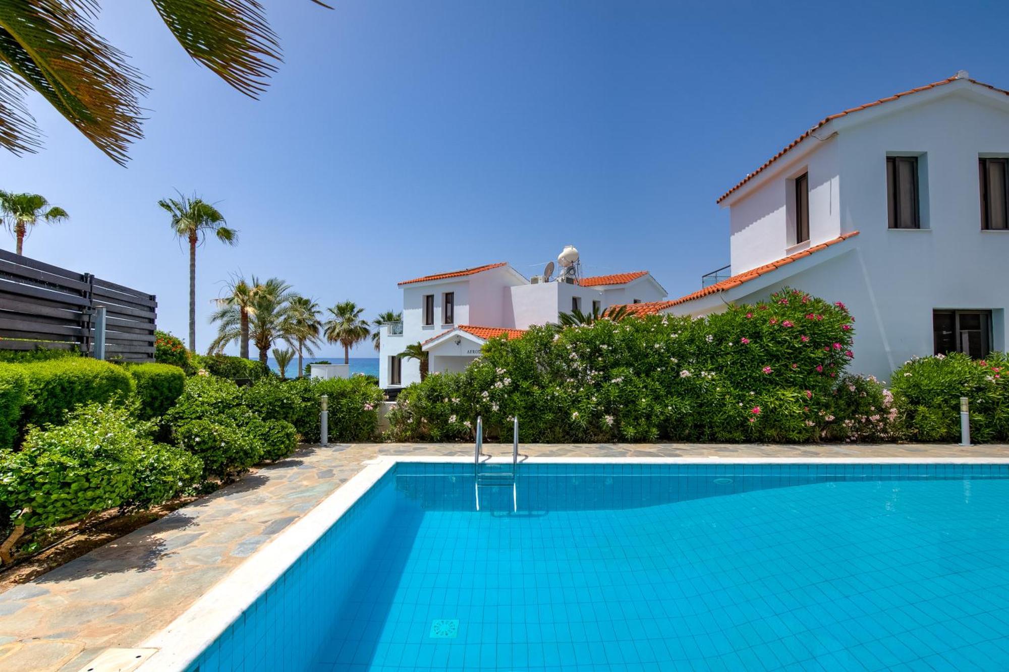Platzia Beach Villas Paphos Exterior photo
