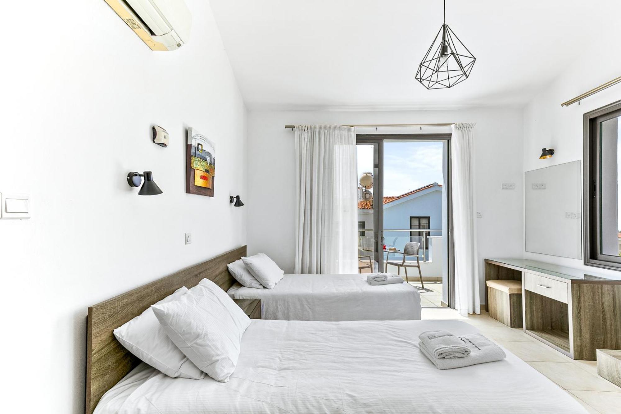 Platzia Beach Villas Paphos Exterior photo