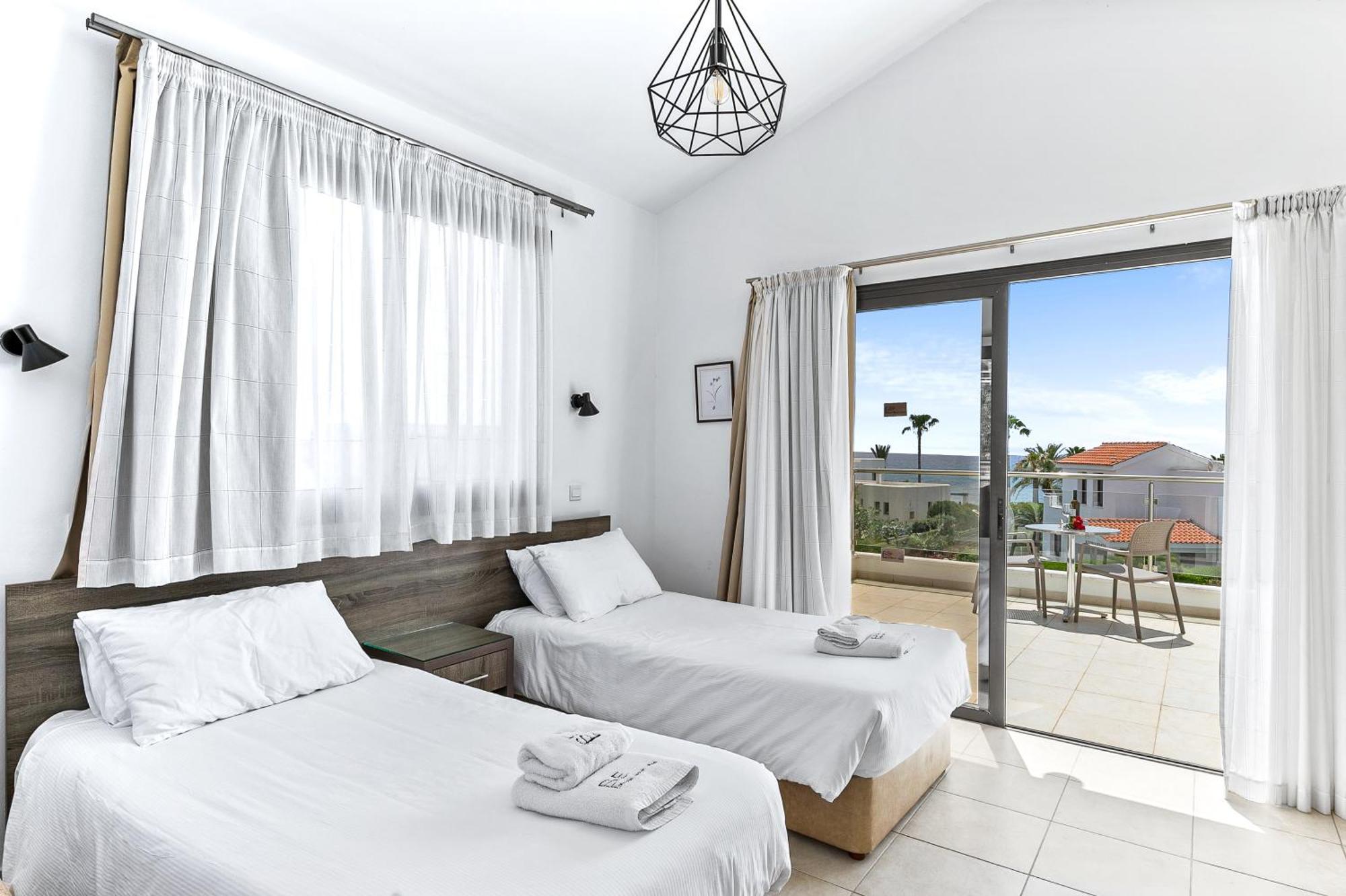 Platzia Beach Villas Paphos Exterior photo