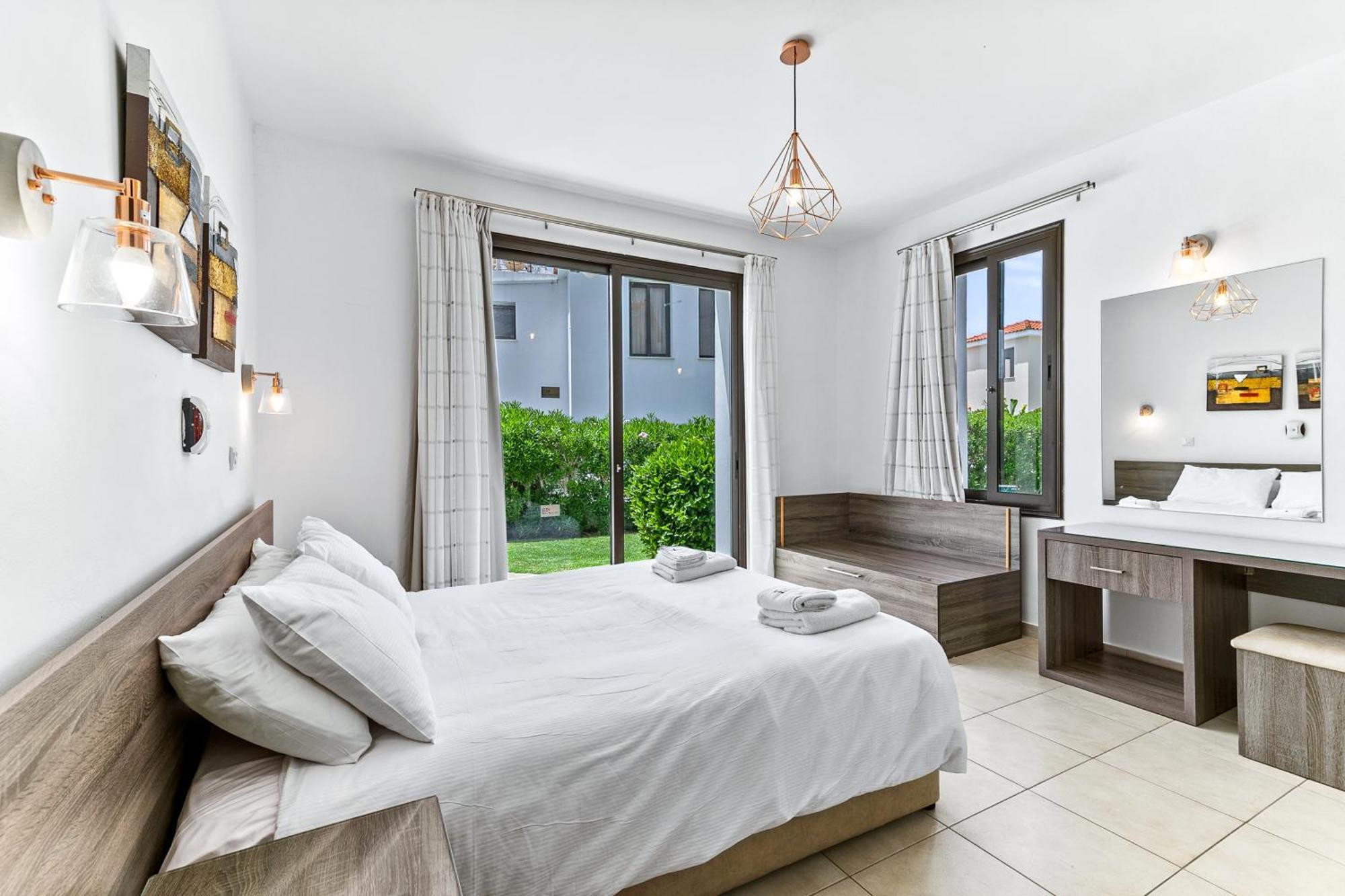 Platzia Beach Villas Paphos Exterior photo