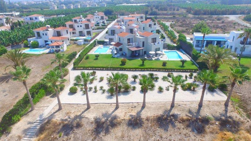 Platzia Beach Villas Paphos Exterior photo